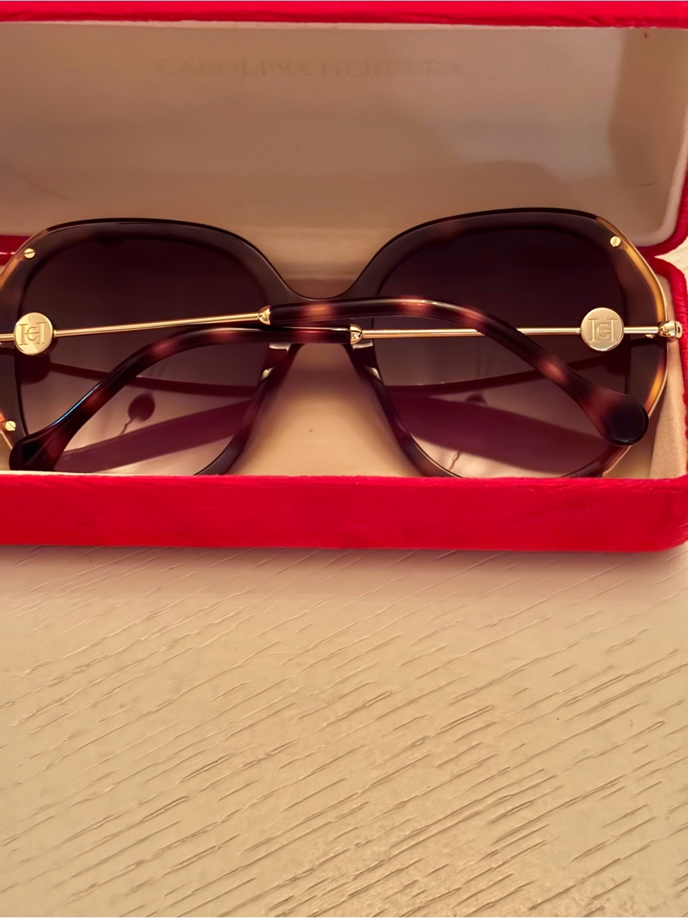 Carolina Herrera Brown Gradient Oversized Sunglasses with Gold Accents 54 21 145 - Picture 9 of 13